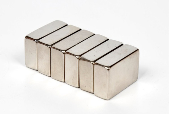N35-N48 Spiekane magnesy NdFeB Niestandardowe magnesy neodymowe ziem rzadkich